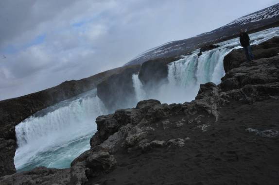Visitando uma das mais famosas e belas cachoeiras do país, a Godafoss, região de Akureyri, maior cidade do norte da Islândia